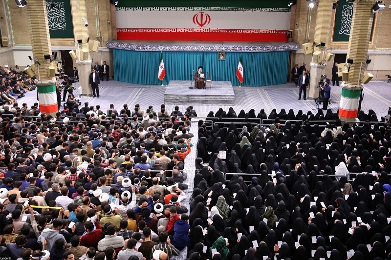 دیدار رهبر معظم با جمعی از رأی اولی‌ها و خانواده‌های معظم شهدا